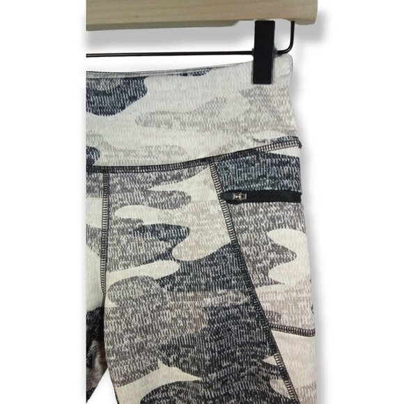 𝅺X by Gottex Camo Capri Leggings Size S - Picture 3 of 4